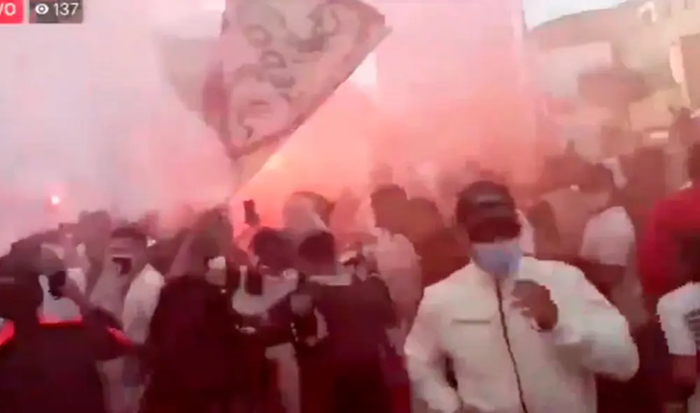 Los hinchas de Universitario realizaron banderazo, lo que produjo la suspensión del torneo. Foto: Captura/Facebook