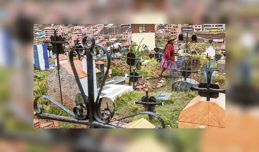 1. VISITAS. Hoy, Día de los Muertos, familias visitan cementerios para reencontrarse con sus seres queridos fallecidos.