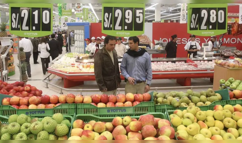 Los supermercados vienen estableciendo protocolos sanitarios durante la atención al público. (Foto: AS Perú)