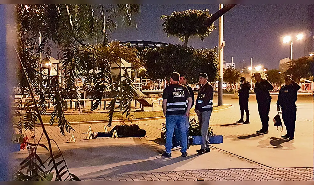 Tragedia. Policías esperan a fiscal para levantamiento de cadáver. Tragedia. Policías esperan a fiscal para levantamiento de cadáver.