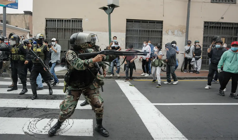 Testimonio. El suboficial Ericson Chávez explica cómo actuaron los efectivos policiales la fatídica noche del 14 de noviembre. Foto: Antonio Melgarejo / La República