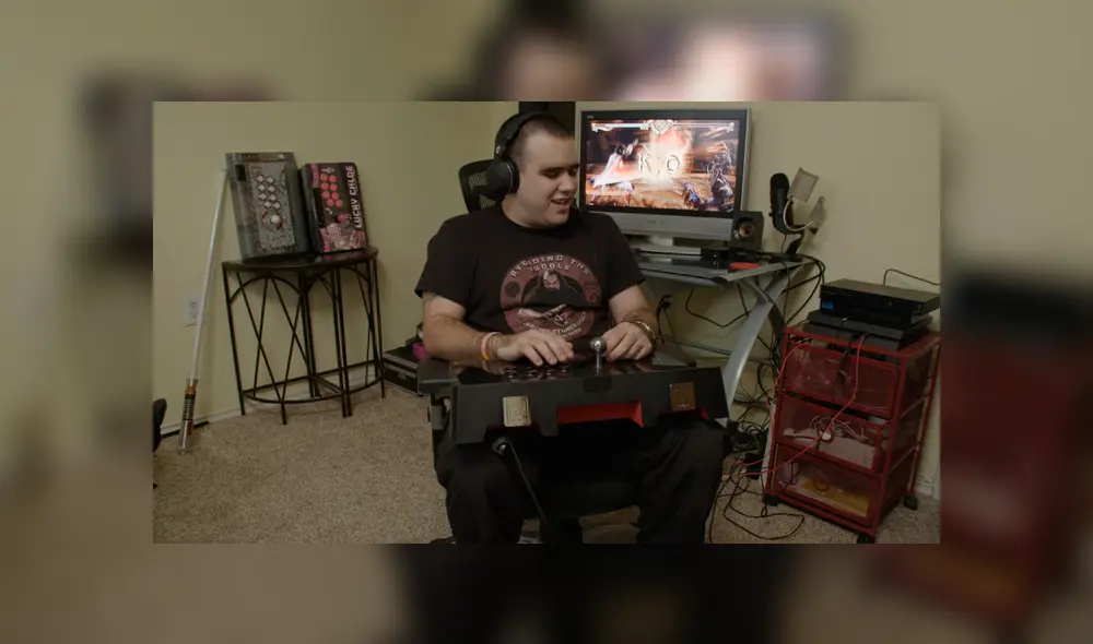 SlightlessSenshi nació ciego; sin embargo, ello no le impidió convertirse en un habilidoso jugador de Mortal Kombat. SlightlessSenshi nació ciego; sin embargo, ello no le impidió convertirse en un habilidoso jugador de Mortal Kombat.