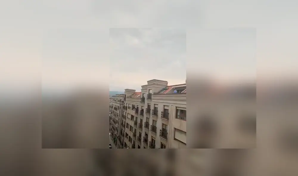 Desliza las imágenes hacia la izquierda para apreciar el noble gesto de un pequeño para alegrar a sus vecinos.