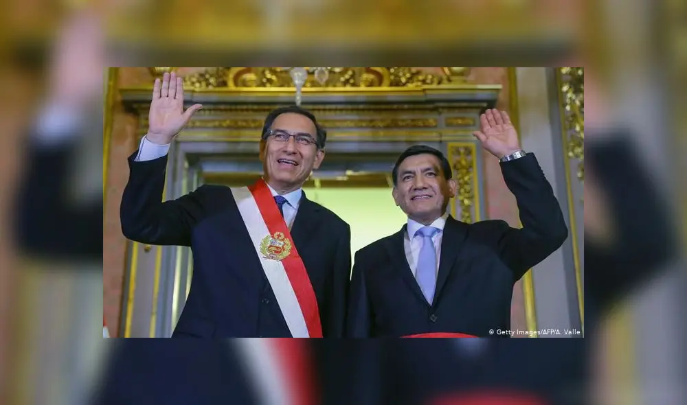 Martín Vizcarra tomó juramento a Carlos Morán como ministro del Interior el 19 de octubre de 2018. Foto: AFP.