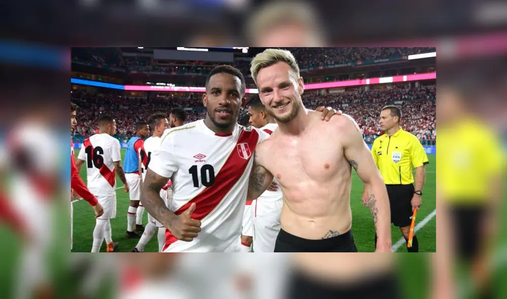 Jefferson Farfán e Ivan Rakitić fueron compañeros en el Schalke 04 de Alemania. (Foto: AFP)