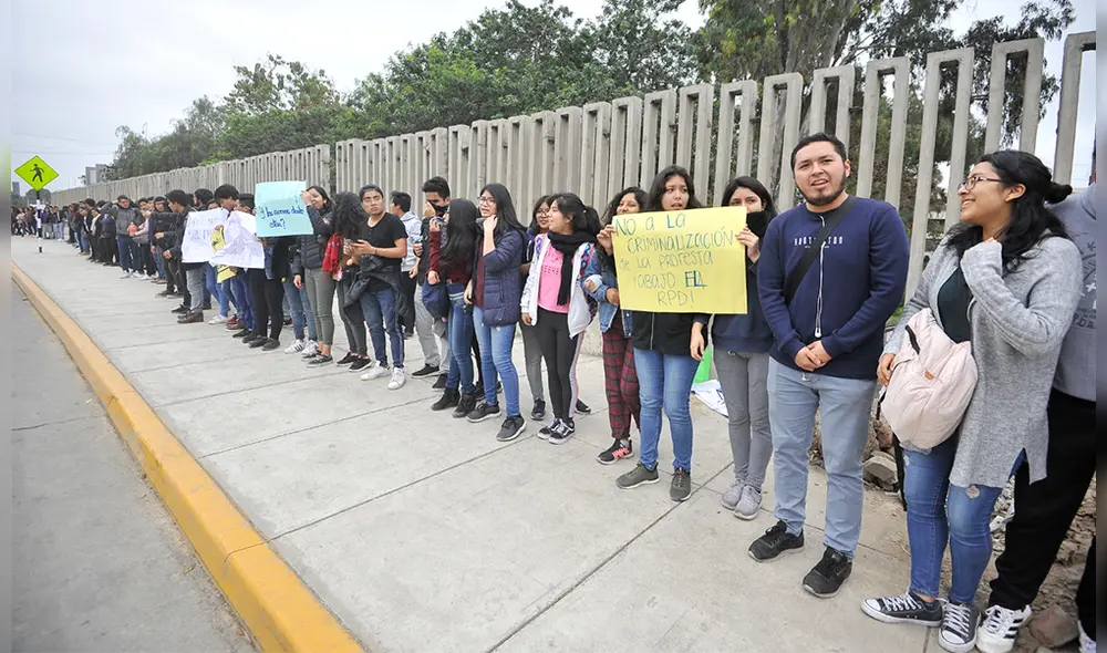 Sanmarquinos formaron cordón humanos en apoyo a sus compañeros. Foto: Archivo