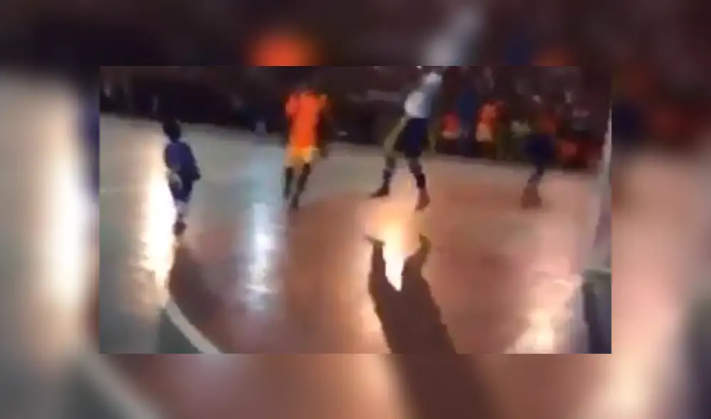 Video es viral en Facebook. El pequeño hizo delirar a todo el estadio con una exquisita definición que dejó anonadado al arquero rival que solo atinó a ver cómo el balón entraba a su portería. Foto: Captura.