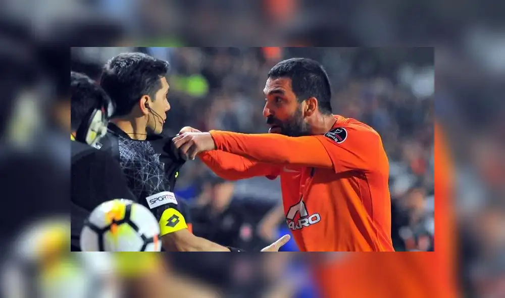 Suspenden por 16 fechas a ex jugador del Barcelona por empujar a un árbitro [VIDEO]