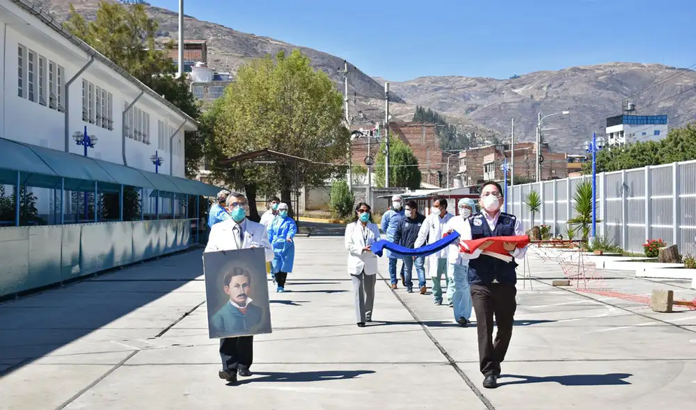 cerca de la bahía de Chimbote, lugar emblemático de este puerto ancashino, están pintados los rostros de los médicos Jhony Cano Suárez y Marvin Cuenca.
