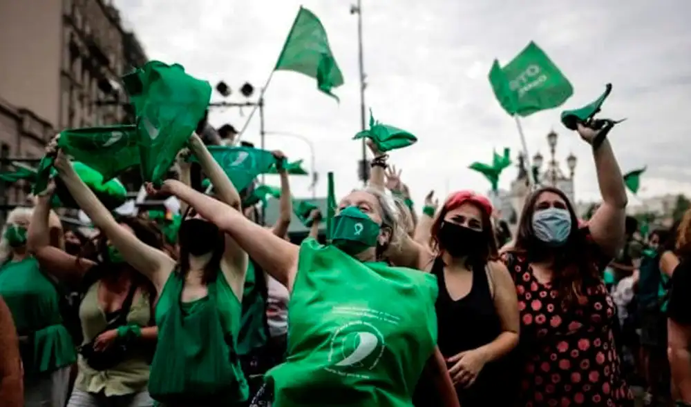 Los pañuelos verdes, símbolo del apoyo a la ley del aborto, aparecieron por primera vez en el Encuentro Nacional de Mujeres de Rosario, en 2003. Foto: EFE Los pañuelos verdes, símbolo del apoyo a la ley del aborto, aparecieron por primera vez en el Encuentro Nacional de Mujeres de Rosario, en 2003. Foto: EFE