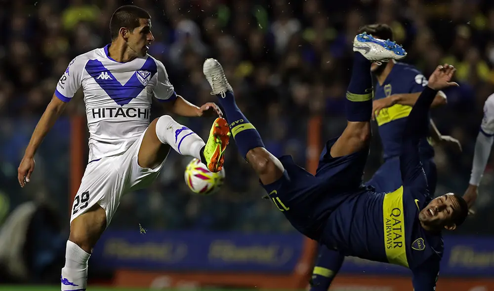 Luis Abram en La Bombonera enfrentando a Boca Juniors. | Foto: AFP
