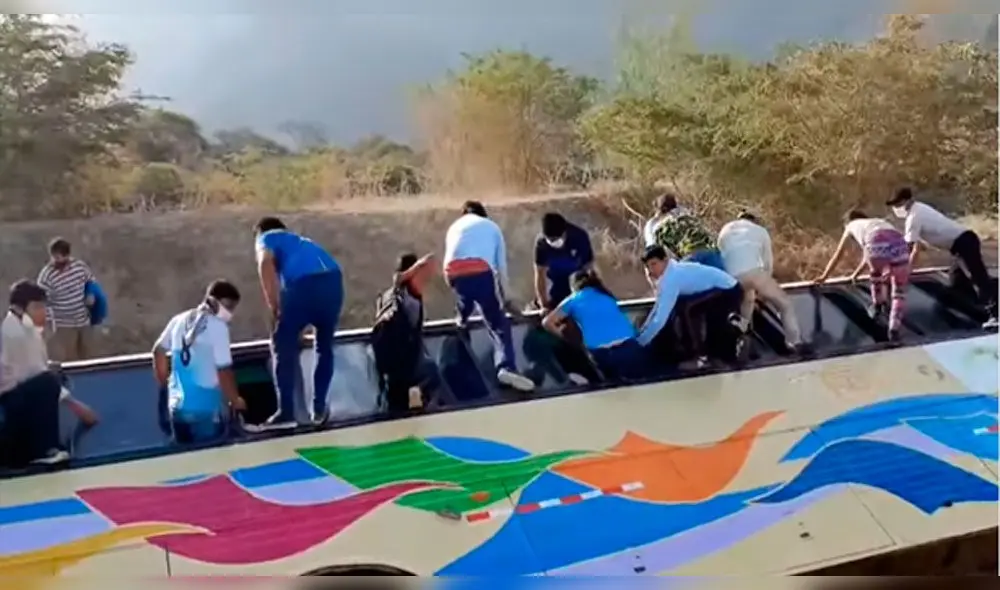 Omnibus cae en un canal de regadío de la ciudad de Olmos.