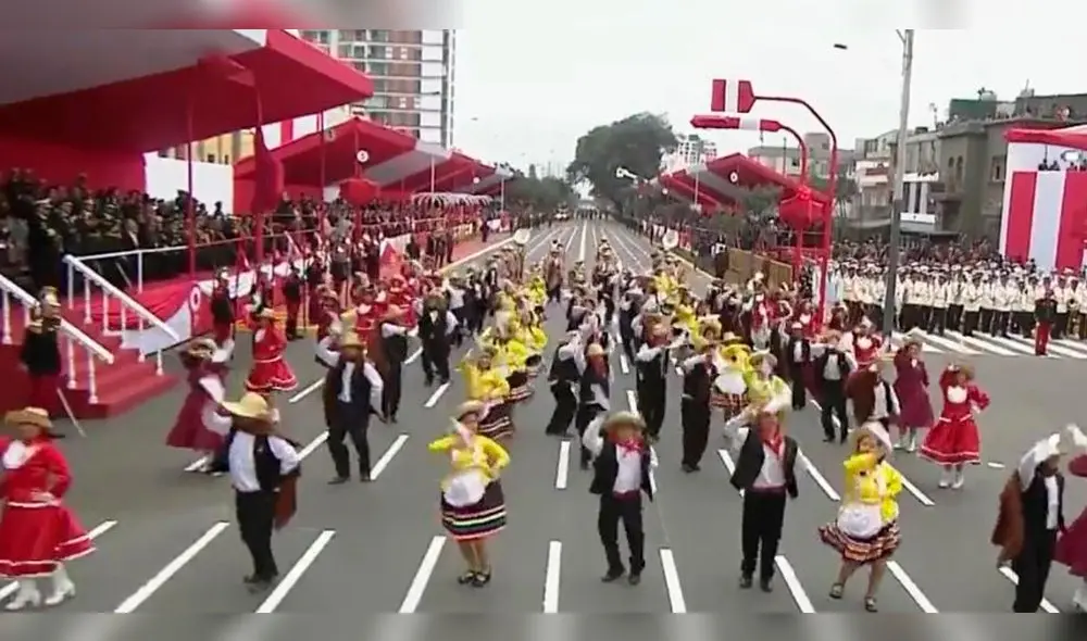 Carnaval de Arequipa presente en desfile por Fiestas Patrias. Carnaval de Arequipa presente en desfile por Fiestas Patrias.
