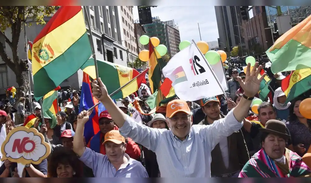 Bolivian presidential candidate for the Comunidad Ciudadana (CC) party, Carlos Mesa (C), takes part in a demonstration demanding the resignation of the vocal members of the Supreme Electoral Court and the respect of the 2016 referendum that saw President Evo Morales being defeated in his bid to secure public support to remove term limits for re-election, in La Paz on June 10, 2019. - Morales launched his campaign last May for a fourth term, rejecting opposition allegations that he leads a corrupt and dictatorial government. Morales, 59, is Bolivia's first indigenous president and is aiming to be reelected in October. Bolivia's 2009 constitution, promulgated by Morales himself, limits a president to two consecutive terms of office. (Photo by Aizar RALDES / AFP)