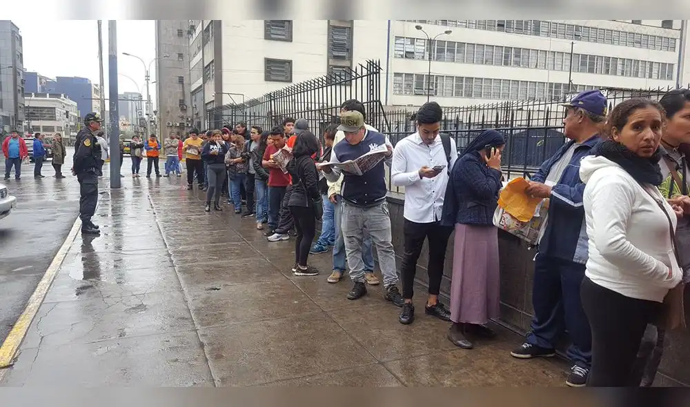 Elecciones 2018: Largas colas a las afueras del Reniec para recoger DNI [VIDEO] 