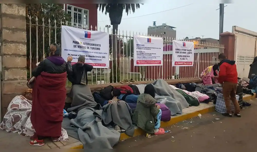 Venezolanos continúan durmiendo afuera del consulado chileno. Venezolanos continúan durmiendo afuera del consulado chileno.
