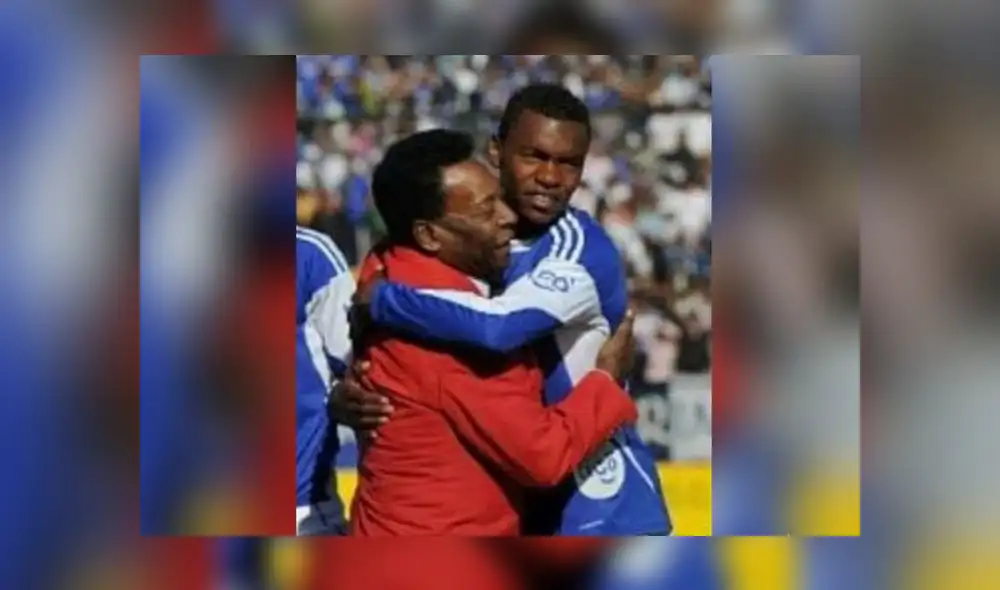 El "Rey Pelé" abraza a José Cuero cuando tenía 18 años y empezaba a brillar en el Millonarios de Colombia