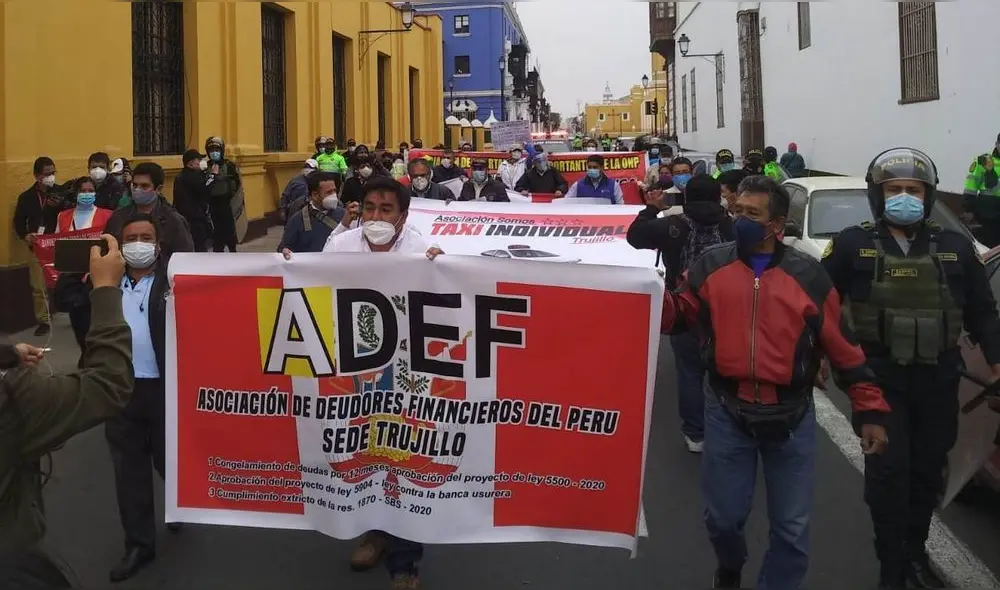 Tambien tomaron parte de la movilización la Asociación de Aportantes de la ONP, quienes exigen la devolución de sus aportes.