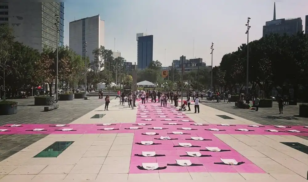 Grupos de mujeres pegaron cruces rosas por todo el país y pintaron una gigante a los pies del Monumento a la Madre. Foto: Twitter.