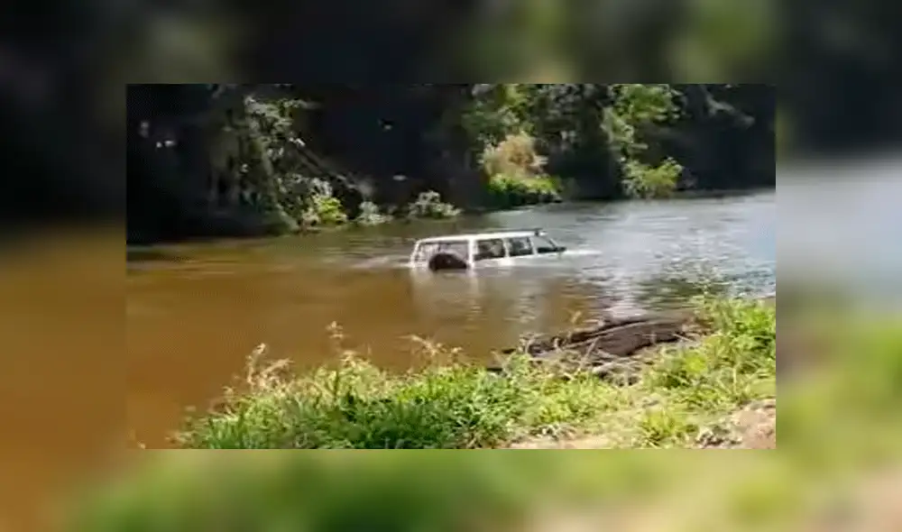 Hombre realiza tenaz maniobra para recuperar su auto que fue arrastrado por el río [VIDEO]