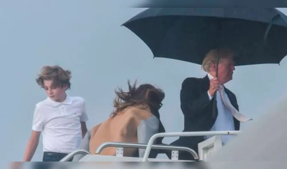 Donald Trump se cubre de la lluvia y deja expuesta a Melania y su hijo menor [VIDEO]