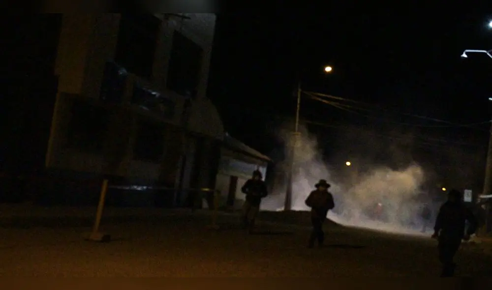 La noche del miércoles, policías se enfrentaron a pobladores en Espinar. La noche del miércoles, policías se enfrentaron a pobladores en Espinar.