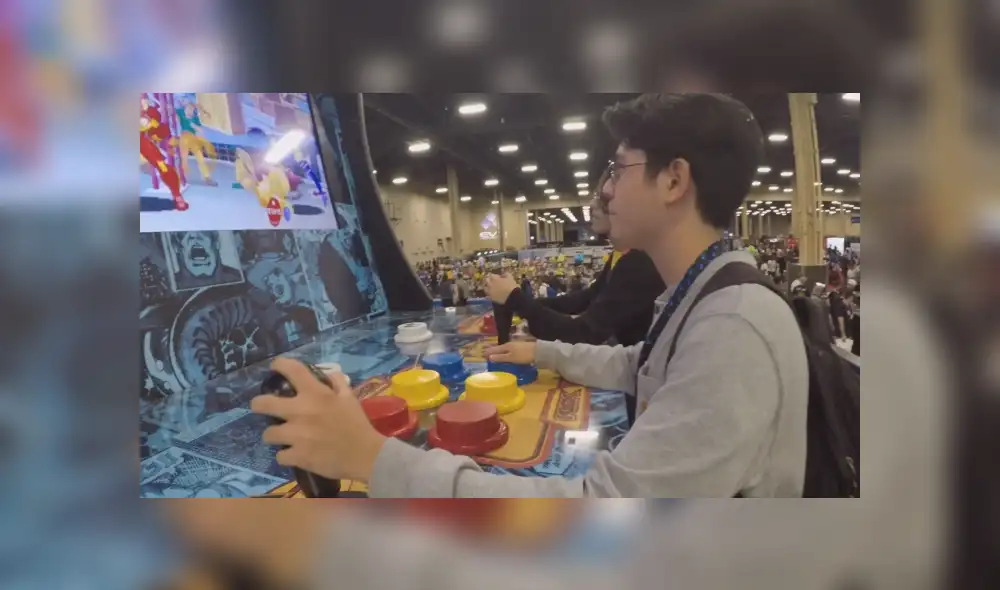 Inmensa cola se formó en EVO 2019 para probar la máquina arcade más grande del mundo. Algunos necesitarían ambas manos para controlar la palanca. Inmensa cola se formó en EVO 2019 para probar la máquina arcade más grande del mundo. Algunos necesitarían ambas manos para controlar la palanca.