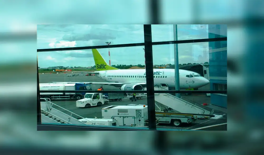 Arman árbol navideño con artículos confiscados a pasajeros en aeropuerto Arman árbol navideño con artículos confiscados a pasajeros en aeropuerto
