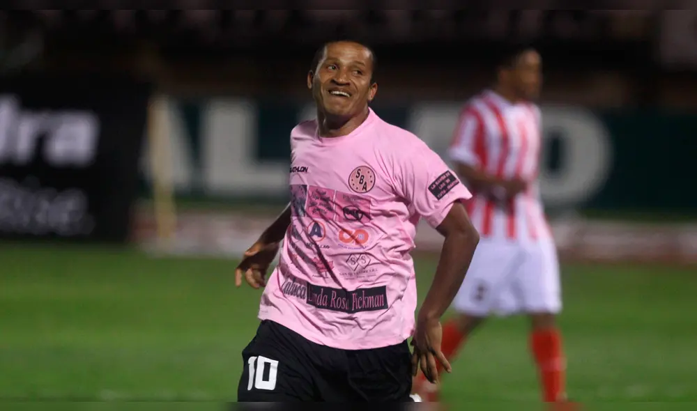 Kukín Flores defendió las camisetas de Sport Boys, Alianza Lima, Universitario, CNI, Sport Áncash, entre otros equipos del fútbol peruano. Kukín Flores defendió las camisetas de Sport Boys, Alianza Lima, Universitario, CNI, Sport Áncash, entre otros equipos del fútbol peruano.