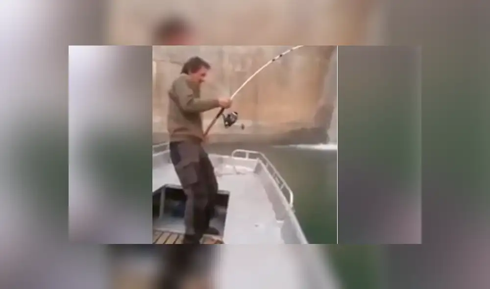 YouTube vira: intenta atrapar a 'extraña criatura' y termina 'mordisqueado' por el animal [VIDEO]