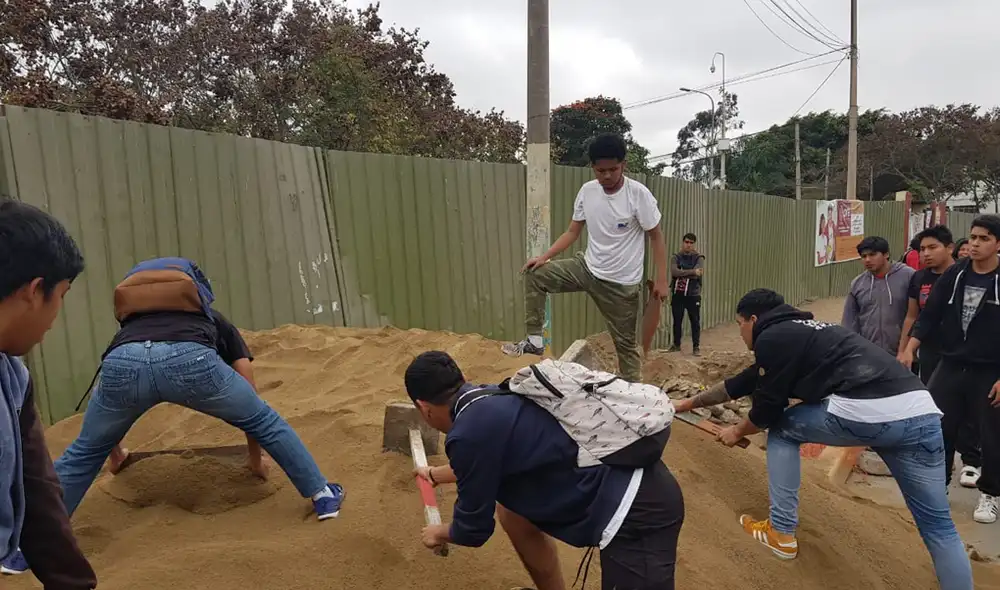 Estudiantes retiran arena. Estudiantes retiran arena.