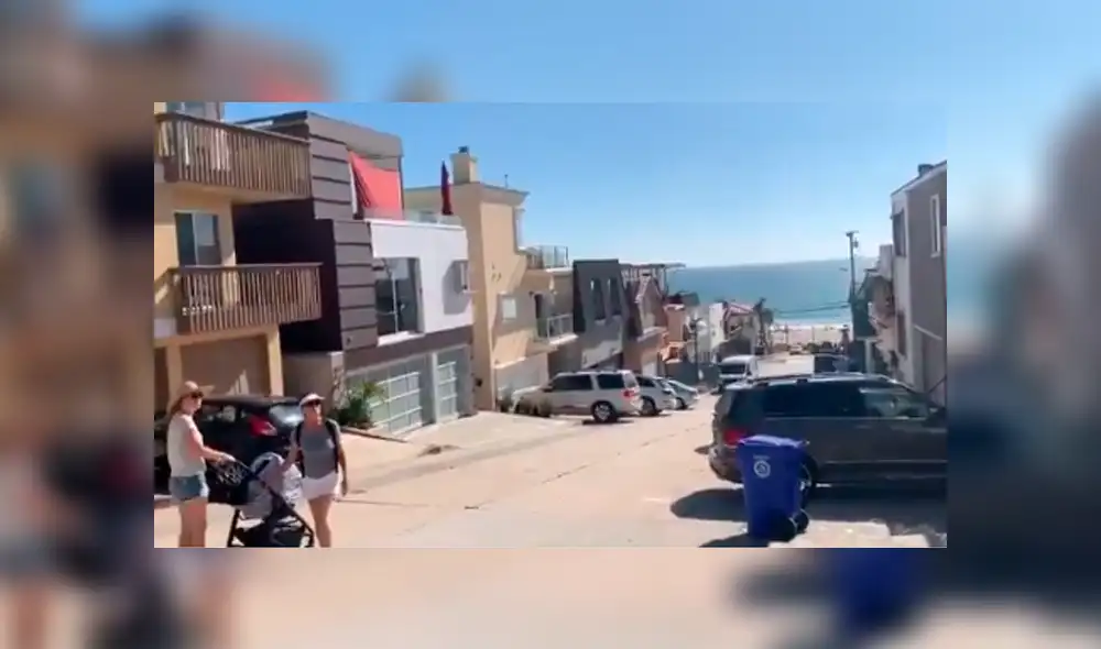 El pintar una casa de rosa y con emoticones ha generado controversia en Manhattan Beach. Foto: Twitter/@GeneNBCLA