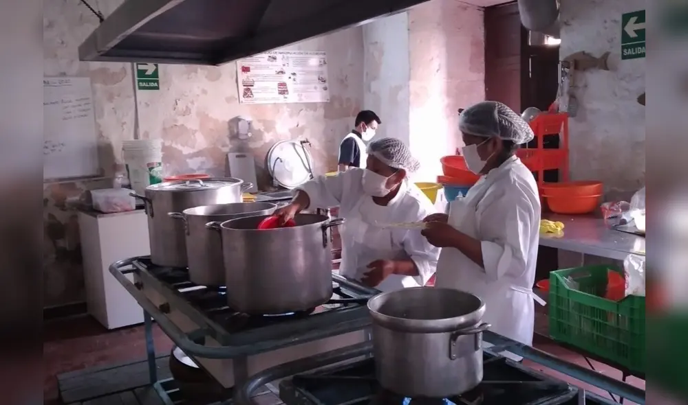 Voluntarios y seminaristas preparan alimentos Voluntarios y seminaristas preparan alimentos
