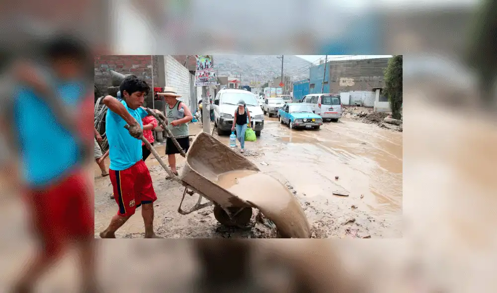 Huachipa: aniego dificulta el tránsito en av. Carapongo