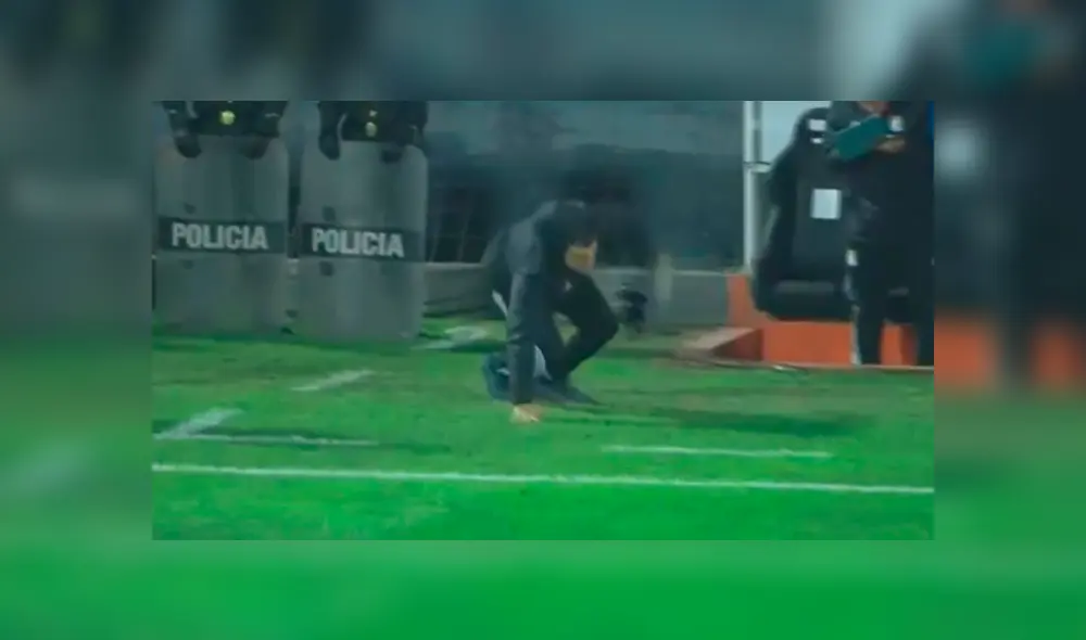 El DT Claudio Vivas tropezó tras celebrar el segundo gol del Sporting Cristal por la Copa Sudamericana 2019. El DT Claudio Vivas tropezó tras celebrar el segundo gol del Sporting Cristal por la Copa Sudamericana 2019.