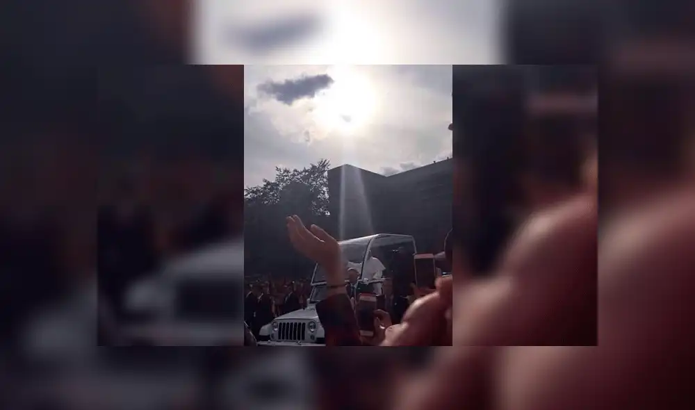 En Facebook: foto del papa Francisco siendo 'iluminado' es furor en Internet En Facebook: foto del papa Francisco siendo 'iluminado' es furor en Internet
