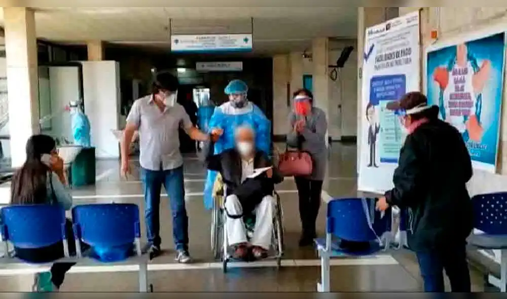El anciano fue dado de alta, tras responder de manera favorable al tratamiento. Foto: EsSalud.