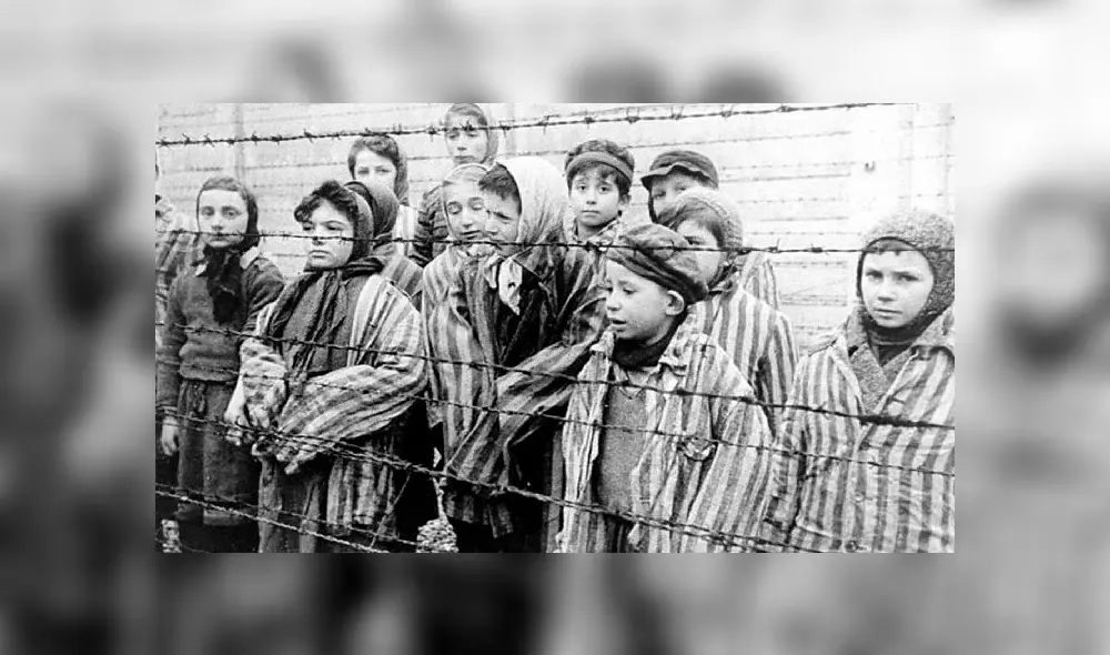 Members of the Military Firefighter Brigade of Minas Gerais (CBMMG) wearing protective gear, demonstrate the use of an isolation stretcher, or  bubble stretcher, to transport patients infected with coronavirus (COVID-19), at Pampulha Airport, in Belo Horizonte, state of Minas Gerais, Brazil, on July 22, 2020. - The equipment, which can be used to transport patients in aircrafts and ambulances, filters the air that the patient exhales in addition to isolating him. (Photo by DOUGLAS MAGNO / AFP)