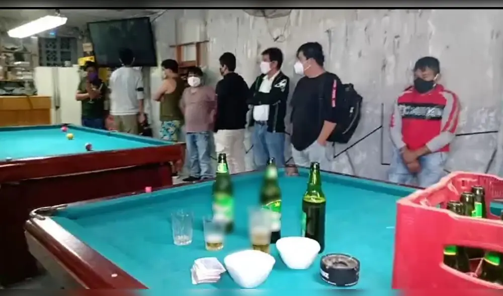 Los sujetos estaban libando licor dentro del establecimiento.