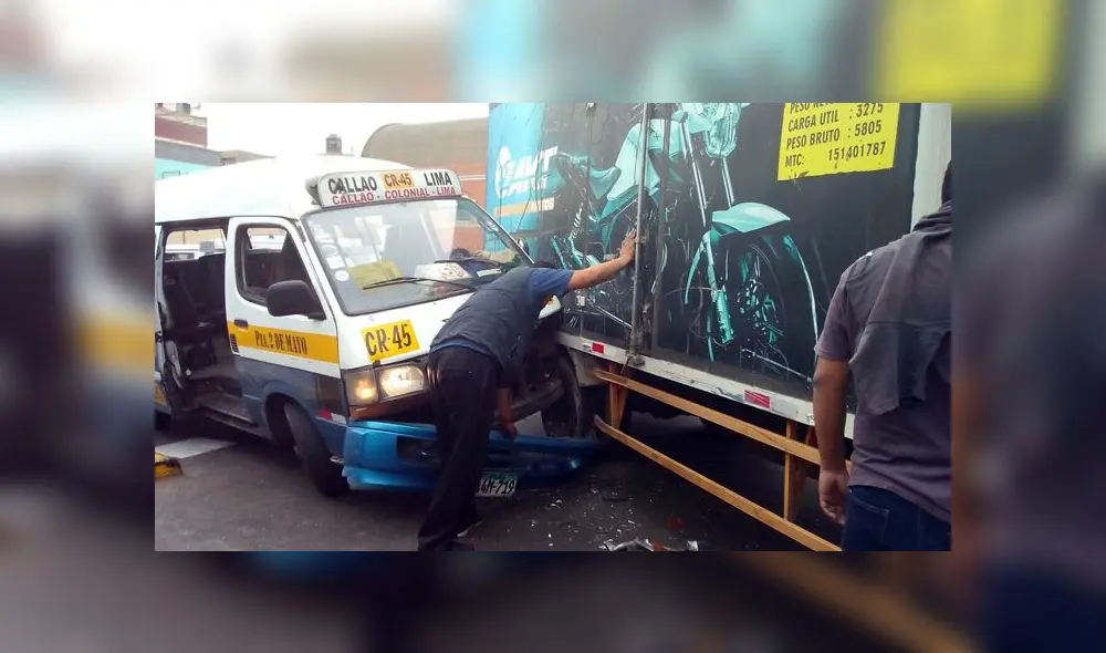 Vehículo de carga provoca accidente en plaza Dos de Mayo