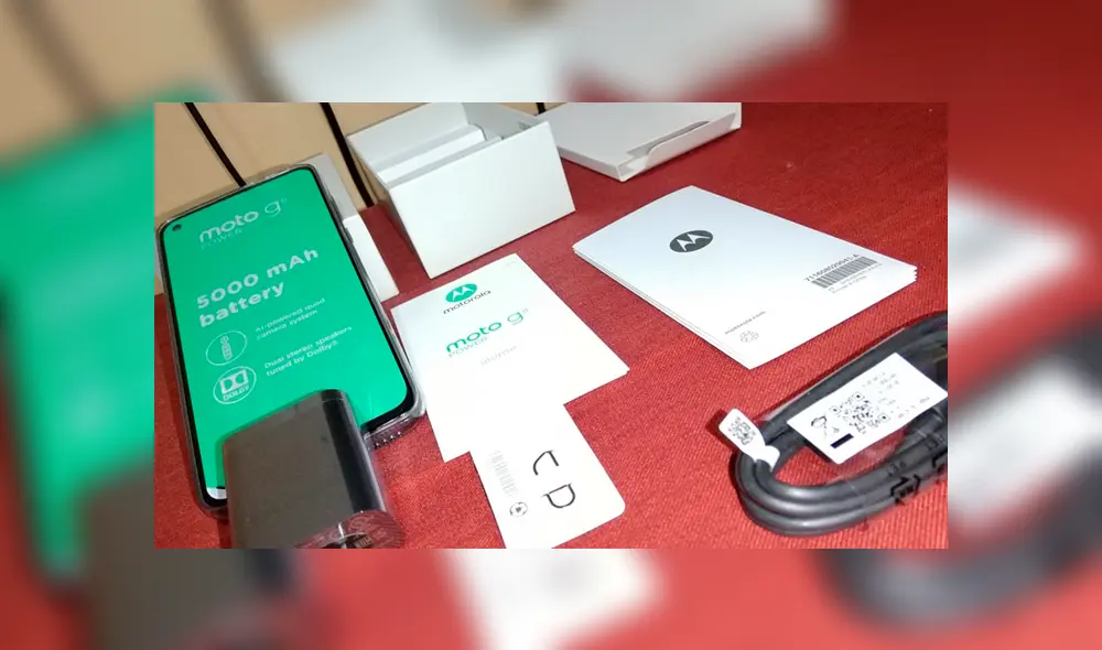 Todo lo que trae la caja del Moto G8 Power. Foto: José Santana.
