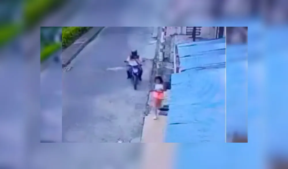 El depravado a bordo de una moto dobla la esquina en dirección de la niña y disminuye la velocidad para manosearla. Foto: Captura