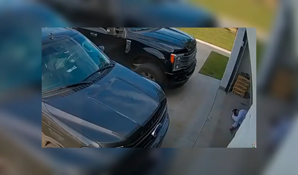 Mujer pensó que su esposo ya estaba yéndose en su camioneta, cuando lo vio tirado en la puerta de la cochera. El curioso momento se ha hecho viral en YouTube. Mujer pensó que su esposo ya estaba yéndose en su camioneta, cuando lo vio tirado en la puerta de la cochera. El curioso momento se ha hecho viral en YouTube.