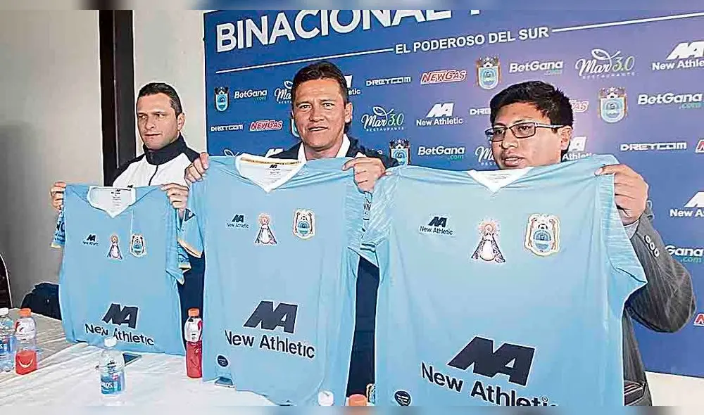 presentación . Flabio Torres, al centro, luce la camiseta de Binacional con optimismo. presentación . Flabio Torres, al centro, luce la camiseta de Binacional con optimismo.