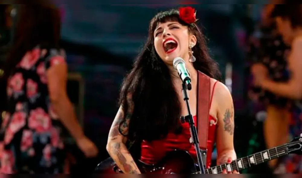 Mon Laferte sorprende a sus fans con sugerente topless 