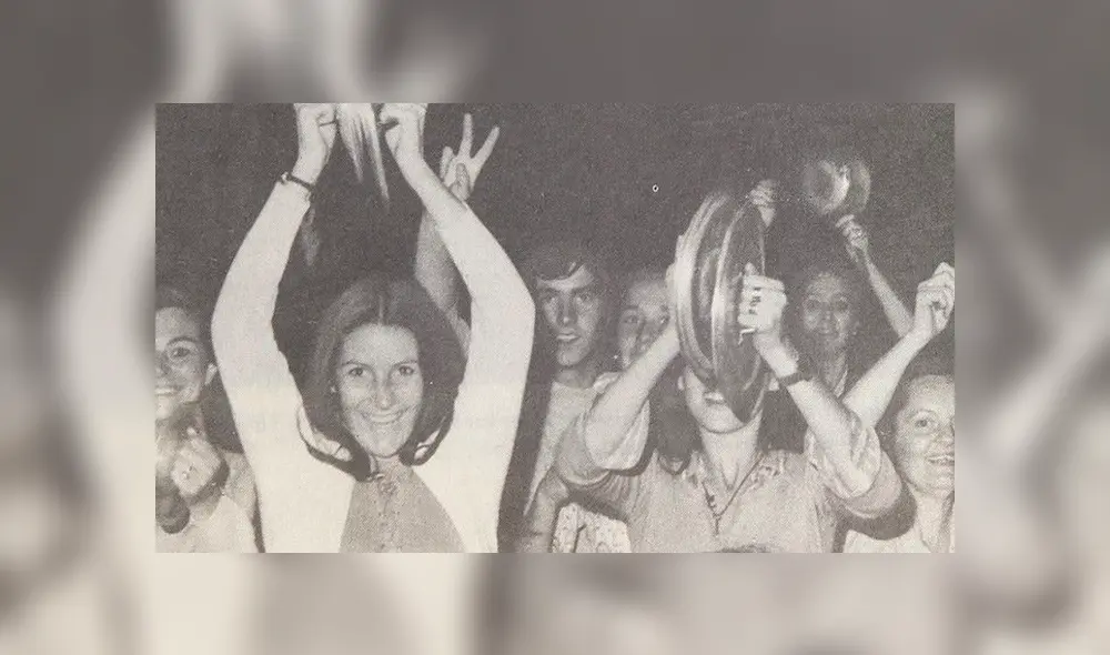 Pese a lo que se piensa, el "cacerolazo" tuvo sus orígenes en las protestas de las mujeres de la clase alta de la extrema izquierda, quienes manifestaron su rechazo al gobierno de Salvador Allende. Pese a lo que se piensa, el "cacerolazo" tuvo sus orígenes en las protestas de las mujeres de la clase alta de la extrema izquierda, quienes manifestaron su rechazo al gobierno de Salvador Allende.