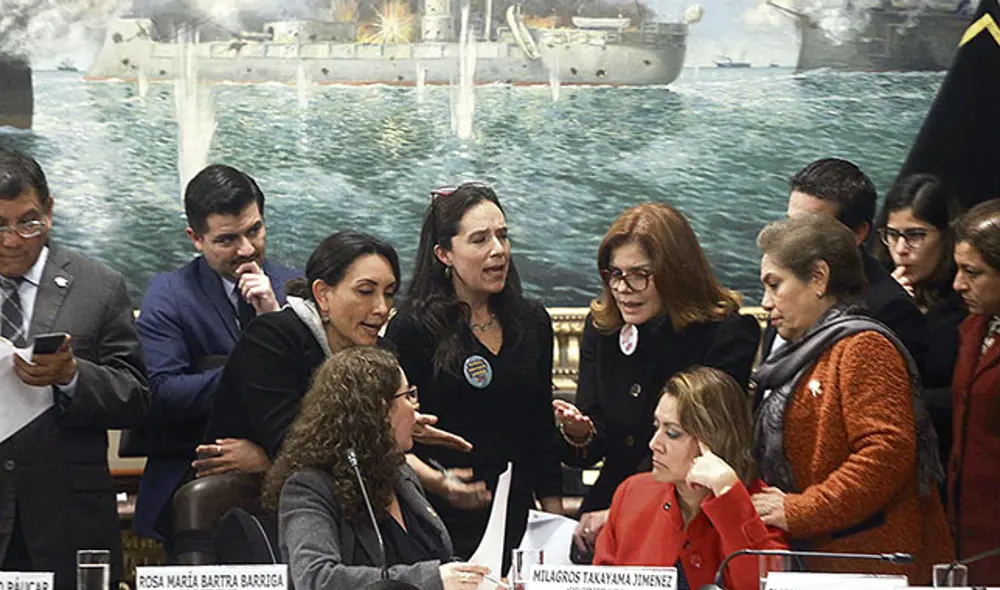 Con trampa. Comisión de Constitución presentó ayer los últimos tres dictámenes de reforma política (son seis proyectos), pero con alteraciones importantes. Con trampa. Comisión de Constitución presentó ayer los últimos tres dictámenes de reforma política (son seis proyectos), pero con alteraciones importantes.