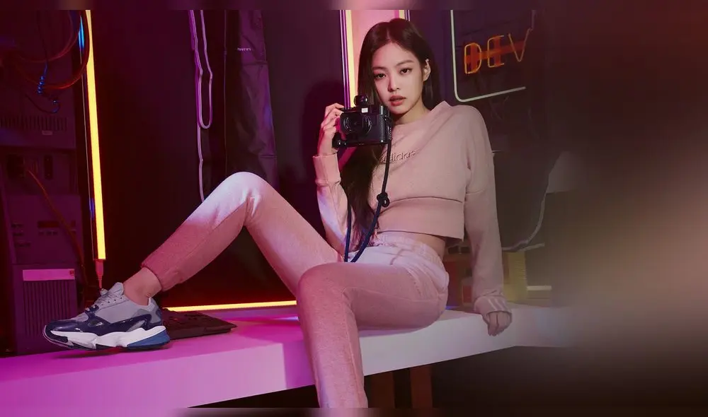 Desliza para ver más fotos de Jennie de BLACKPINK.