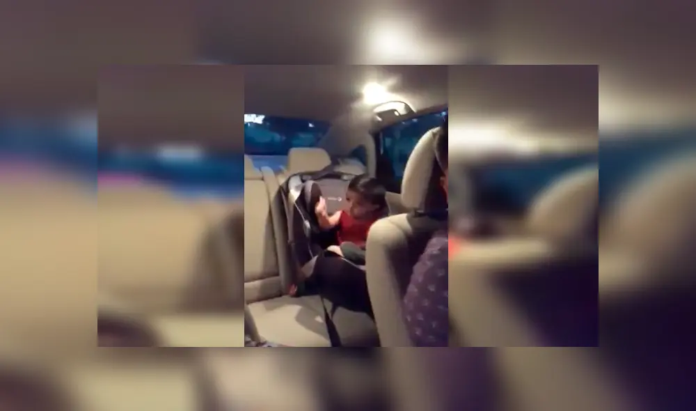 En YouTube, una pequeño estaba dormido en el vehículo de su mamá y despertó al escuchar su canción favorita.