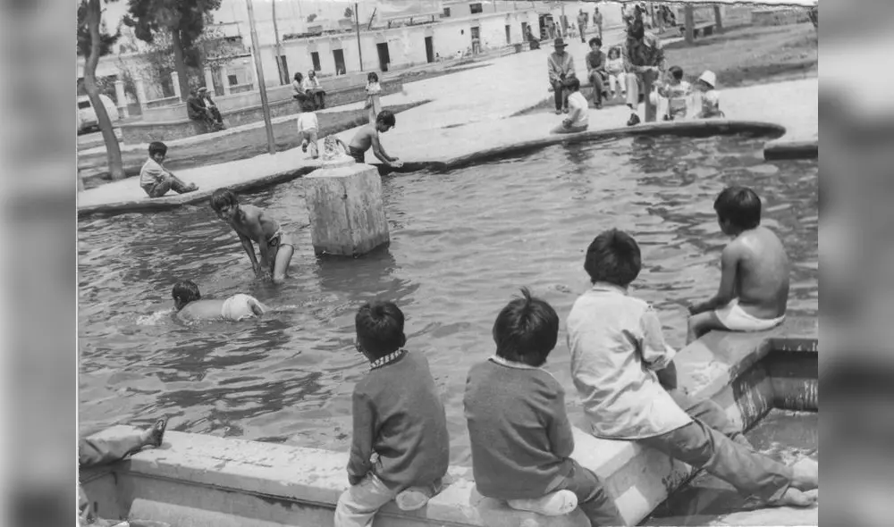 Niños se bañan y refrescan en la pileta de la Plaza Mayta Capac en Miraflores Niños se bañan y refrescan en la pileta de la Plaza Mayta Capac en Miraflores
